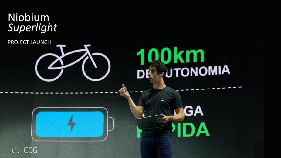 Man presenting a talk on the autonomy of an electric bicycle: Exploring the limits and possibilities of sustainable mobility.